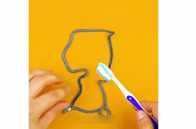 <p>Metalleri parlatmak için diş macununu kullanabilirsiniz.</p>

<p> </p>
