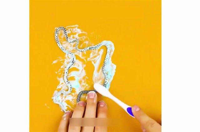 <p>Diş fırçanıza diş macunu sürüp kolyelerinizi eski parlaklığına getirmeniz mümkün.</p>

<p> </p>
