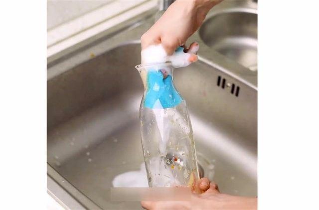 <p>Cam şişenin içini silmek için bir sünger,bir mıknatıs ve bir demir parça işinizi kolaylaştıracaktır.</p>

<p> </p>
