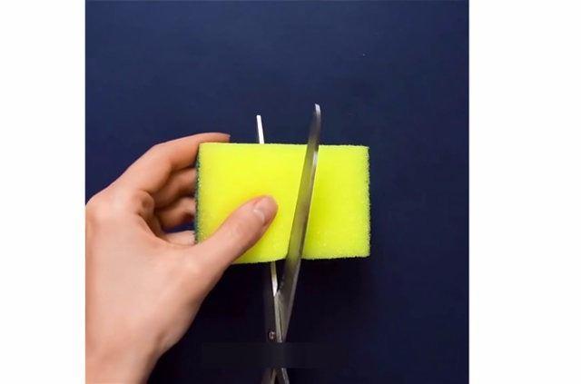 <p>İŞTE YAPIM AŞAMALARI<br />
Süngeri ikiye kesiniz.</p>
