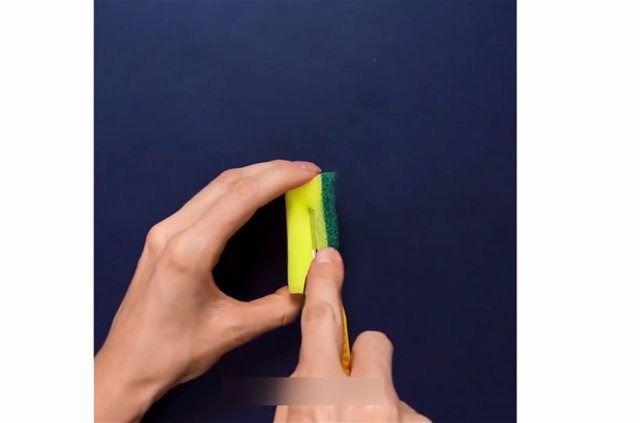 <p>Süngere delik açınız.</p>

<p> </p>
