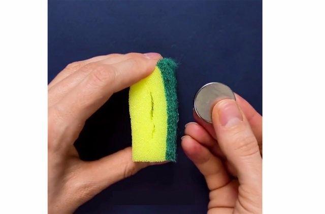 <p>Bir sünger deliğine mıknatıs, diğer süngere demir parçası koyunuz.</p>

<p> </p>
