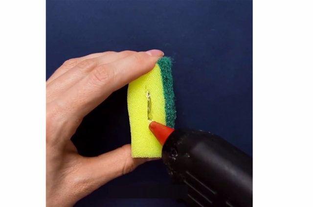 <p>Süngerdeki deliği yapıştırınız.</p>

<p> </p>
