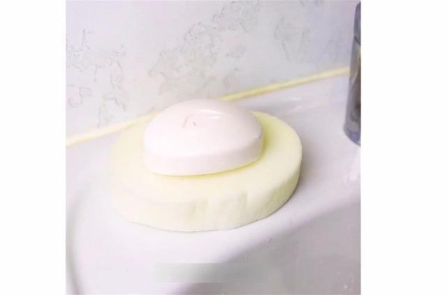 <p>Sabun altına sünger koyarak, sabun artıklarının azalmasını sağlayabilirsiniz. Yine de artık kalıyorsa, o sabun artıklarını süngerle lavaboyu temizlemekte kullanın.</p>
