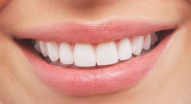 <p>Dişlerimiz, sindirim sistemimizin ilk adımı olan ağzımızda bulunan ve yiyeceklerin öğütülmesi ile görevlendirilmiş parçalardır.</p>
