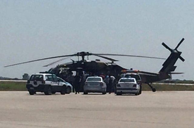 <p>Ben Mustafa Cin Albay ve Kadir Başçavuş ile birlikte helikoptere binip saat 20.50 sularında Akıncı Hava Üssü’ne iniş yaptım. Bizden sonra toplam 9 helikopter daha Akıncı Üssü’ne geldi. Helikopterlerden 2’si Cougar tipi helikopterlerdi.</p>
