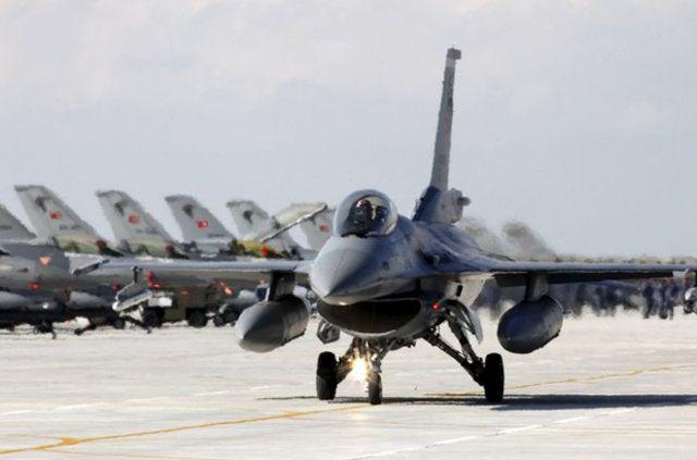 <p>Uçmamak için elimden gelen gayreti gösterdim ve sabaha kadar uçmadım. Akıncı’ya gelen helikopterlerimizden 5’i isabet aldı. En son 3’ü sağlam kaldı. F-16 uçakları da uçmaya başladılar ancak hangi pilotun kullandığını bilmiyorum. Gece 03.45’te Eskişehir Hava Üssünden F-16’lar geldi.</p>
