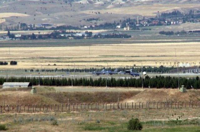 <p>Akıncı’ya uçağın kontrolünde giderken, bizi zorunlu olarak Etimesgut’a indirdiler. Genelkurmay Başkanı, benim Akıncı’ya gitmeme engel oldu. Daha sonra merkez komutanlığı bizi polislere teslim etti. Suçsuzum.</p>