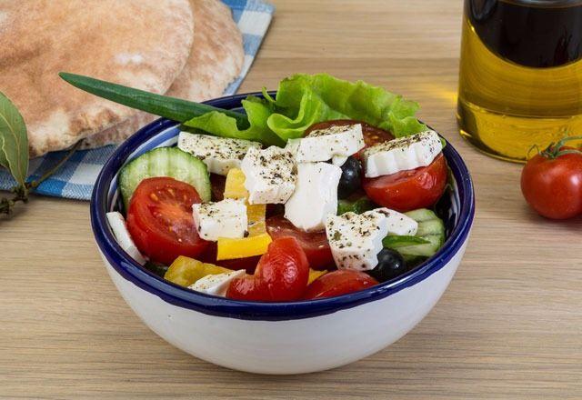 <p><strong>-Yemeklerin </strong>yanına<strong> salata </strong>eklenmeli, ekmek çeşidi olarak posa içeriği yüksek, çavdar, kepek ya da tam buğday tercih edilmeli. </p>
