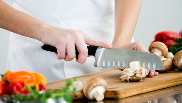 <p><strong>-Yemek pişirirken</strong> sağlıklı pişirme yöntemleri kullanılmalı.</p>