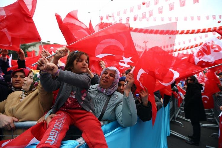 <p>Cumhurbaşkanı Recep Tayyip Erdoğan'ın katılacağı Diyarbakır’da Valilik önünde düzenlenen toplu açılış törenine, vatandaşlar ilgi gösterdi.</p>