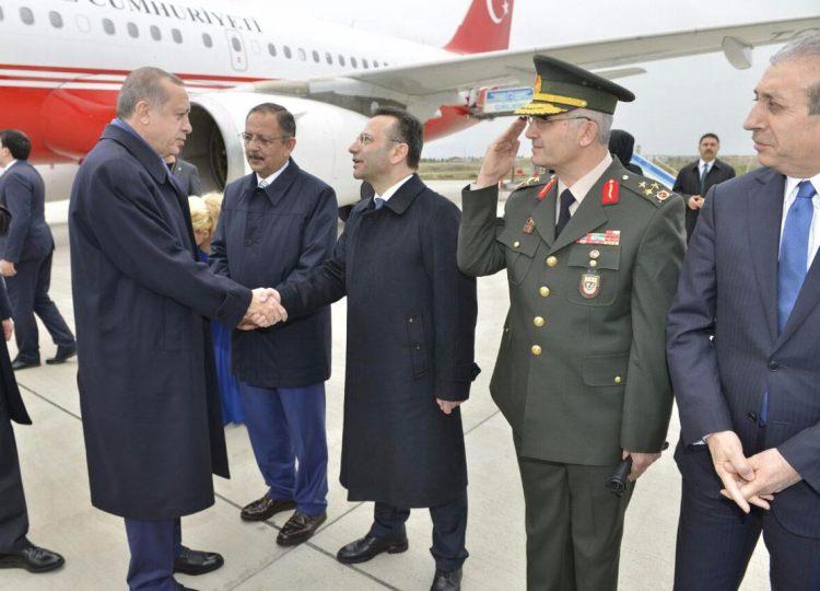 <p>Cumhurbaşkanı Recep Tayyip Erdoğan, toplu açalış törenini gerçekleştirmek üzere Diyarbakır'a geldi.</p>
