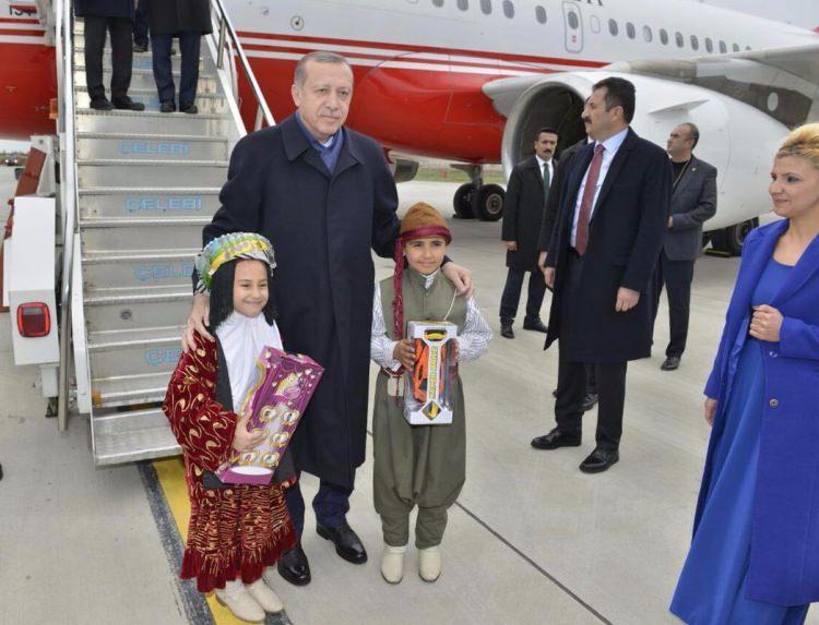 <p>Uçağın kapısında Cumhurbaşkanı Erdoğan'ın karşılayanlar arasında yöresel kıyafet giyen 2 küçük çocuk da yer aldı. Çocuklarla hatıra fotoğrafı çektiren Cumhurbaşkanı Erdoğan, onlara oyuncak hediye etti.</p>
