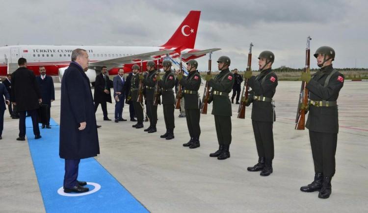 <p>Erdoğan'ı havalimanında Çevre ve Şehircilik Bakanı Mehmet Özhaseki, Diyarbakır Valisi Hüseyin Aksoy, Ak Parti Genel Başkan Yardımcısı Mehdi Eker ve diğer protokol üyeleri karşıladı.</p>
