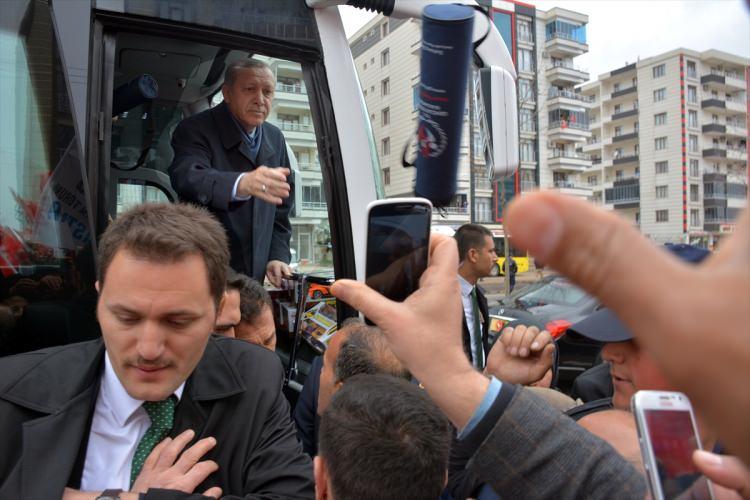 <p>Cumhurbaşkanı Recep Tayyip Erdoğan, toplu açılış törenine katılmak üzere Diyarbakır'a geldi. Cumhurbaşkanlığı otobüsüyle şehir merkezine gelen Erdoğan'a vatandaşlar sevgi gösterisinde bulundu. </p>