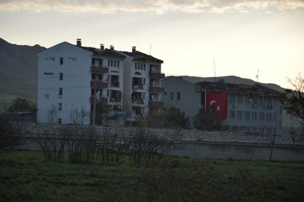 <p>Patlamada, Jandarma Komutanlığı binasının bir bölümü yıkılırken, çevresindeki binalarda büyük çaplı hasar oluştu.</p>