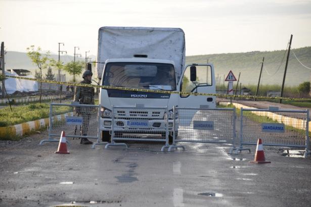 <p>Patlamanın şiddeti nedeniyle ilçedeki birçok ev, işyeri ve araç da zarar gördü. Bölgede incelemeler sürüyor.</p>
<p> </p>
