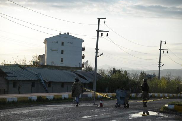 <p>Teröristler tarafından Hani İlçe Jandarma Komutanlığı’na dün gece saatlerinde yapılan ve 1 askerin şehit olduğu, aralarında sivillerin de bulunduğu 30 kişinin yaralandığı bomba yüklü tankerle yapılan saldırının şiddeti günün ağarması ile birlikte ortaya çıktı.</p>
<p> </p>
