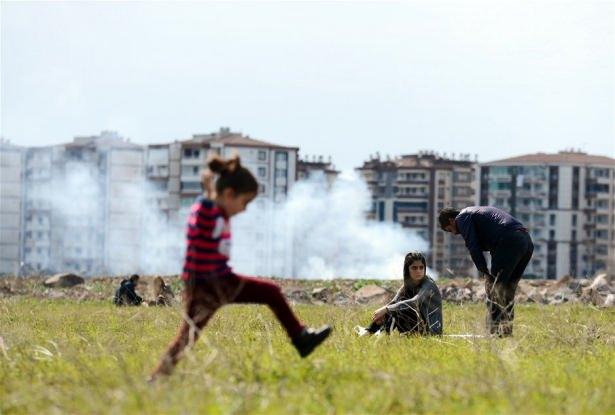<p>Nevruz Tertip Komitesi de yaklaşık 5 bin kişiyi güvenlik görevlisi olarak görevlendirdi. Polis, alana girenleri kurulan 5 ayrı arama noktasından tek tek arayarak girmelerine izin verdi.</p>
<p> </p>