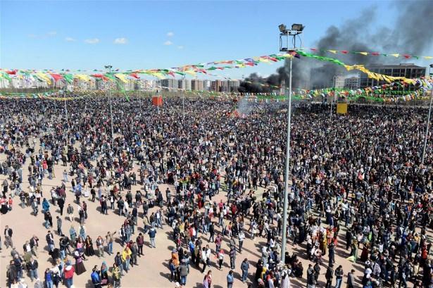 <p>Bu arada başlarında Abdullah Öcalan fotoğraflarının bulunduğu şapka takanların alana alınmadığı görüldü.</p>
<p> </p>