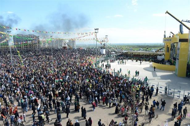 <p>Nevruz ateşi için yaklaşık 3 ton odun alana getirildi. Diyarbakır Büyükşehir Belediye Başkanlığı da kentin değişik noktalarından otobüslerle vatandaşları alana taşıdı.</p>
<p> </p>