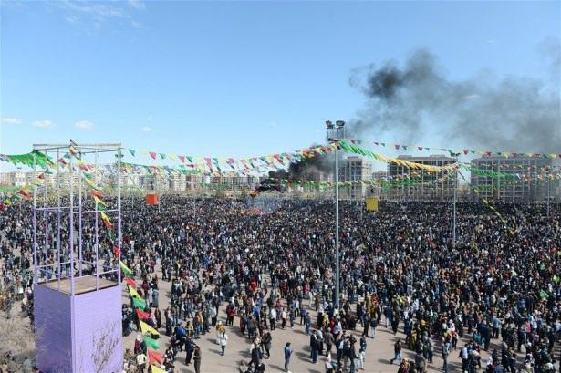 <p><strong>Nevruz sonrası gerginlik</strong><br />
<br />
Diyarbakır ‘da nevruz kutlamasından dağıldıkları sırada polisin bazı kişileri gözaltına almak istemesi üzerine kısa süreli gerginlik yaşandı. Polis gaz bombası atarak kalabalığı dağıttı..</p>