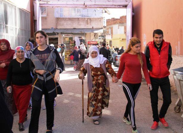 <p>Diyarbakır Sur'da yoğun güvenlik önlemleri altında sandığa gidildi.</p>