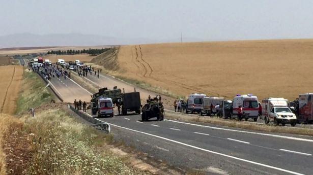 <p><strong>8 ASKER YARALANDI</strong></p>

<p>Saldırı bugün saat 10.30 sıralarında Diyarbakır-Silvan karayolunun Bismil eski yol ayırımında bulunan Kağıtlı Köyü yakınlarında meydana geldi.</p>
