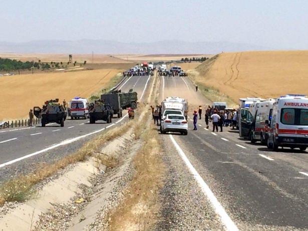 <p>Yaralı askerler hastaneye kaldırılırken, bölgeye sevk edilen takviye birlikler saldırıyı düzenleyen teröristlerin etkisiz hale getirilmesi için geniş çaplı operasyon başlattı.</p>
