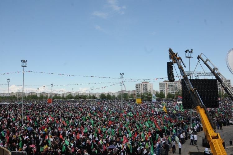 <p>Diyarbakır'da Kutlu Doğum Haftası dolayısıyla Peygamber Sevdalıları Platformunca düzenlenen, "Hak ve Adalet Rehberi Hazreti Muhammed" adıyla gerçekleştirilen etkinlik devam ediyor. Etkinliğe çok sayıda vatandaş katıldı.</p>

<p> </p>
