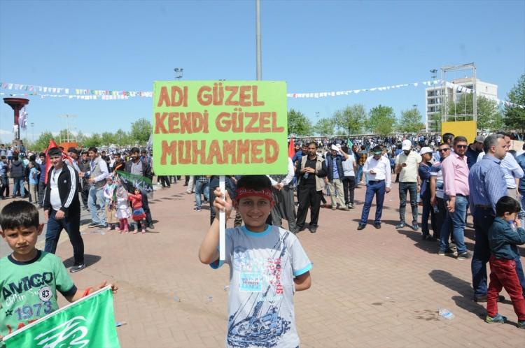 <p>Diyarbakır'da Kutlu Doğum Haftası dolayısıyla Peygamber Sevdalıları Platformunca düzenlenen, "Hak ve Adalet Rehberi Hazreti Muhammed" adıyla gerçekleştirilen etkinlik devam ediyor.</p>

<p> </p>
