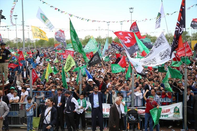 <p>Diyarbakır'da Kutlu Doğum Haftası dolayısıyla Peygamber Sevdalıları Platformunca düzenlenen, "Hak ve Adalet Rehberi Hazreti Muhammed" adıyla gerçekleştirilen etkinlik başladı. Kur'an-ı Kerim tilaveti ile başlayan programda Kürtçe ve Türkçe mevlidin ardından ilahiler seslendirildi.</p>

<p> </p>
