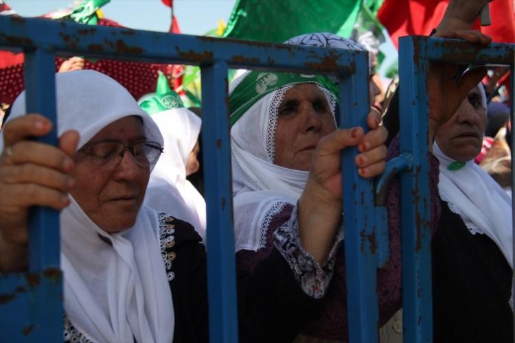 <p>Diyarbakır'da Kutlu Doğum Haftası dolayısıyla Peygamber Sevdalıları Platformunca düzenlenen, "Hak ve Adalet Rehberi Hazreti Muhammed" adıyla gerçekleştirilen etkinlik başladı. Kur'an-ı Kerim tilaveti ile başlayan programda Kürtçe ve Türkçe mevlidin ardından ilahiler seslendirildi.</p>

<p> </p>

<p> </p>
