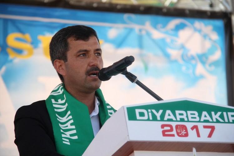 <p>Diyarbakır'da Kutlu Doğum Haftası dolayısıyla Peygamber Sevdalıları Platformunca düzenlenen, "Hak ve Adalet Rehberi Hazreti Muhammed" adıyla gerçekleştirilen etkinlik başladı. Kur'an-ı Kerim tilaveti ile başlayan programda Kürtçe ve Türkçe mevlidin ardından ilahiler seslendirildi.</p>

<p> </p>
