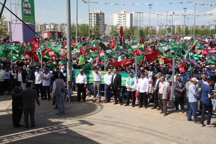 <p>Diyarbakır'da Kutlu Doğum Haftası dolayısıyla Peygamber Sevdalıları Platformunca düzenlenen, "Hak ve Adalet Rehberi Hazreti Muhammed" adıyla gerçekleştirilen etkinlik başladı. Kur'an-ı Kerim tilaveti ile başlayan programda Kürtçe ve Türkçe mevlidin ardından ilahiler seslendirildi.</p>

<p> </p>
