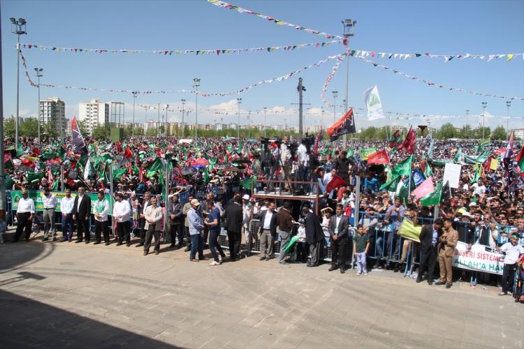 <p>Diyarbakır'da Kutlu Doğum Haftası dolayısıyla Peygamber Sevdalıları Platformunca düzenlenen, "Hak ve Adalet Rehberi Hazreti Muhammed" adıyla gerçekleştirilen etkinlik başladı. Kur'an-ı Kerim tilaveti ile başlayan programda Kürtçe ve Türkçe mevlidin ardından ilahiler seslendirildi.</p>

<p> </p>
