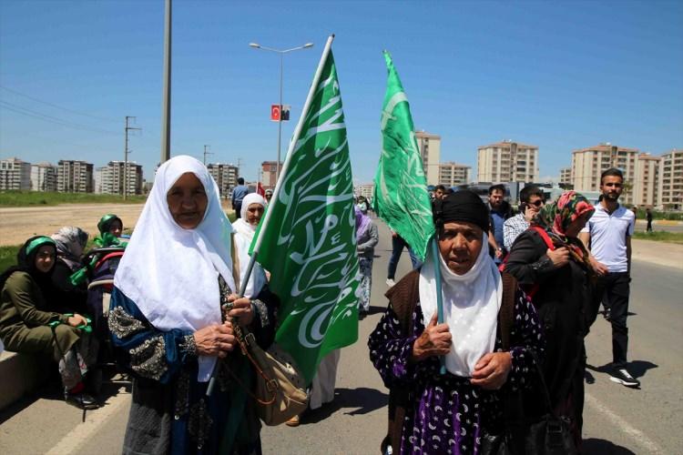 <p>Diyarbakır'da, "Kutlu Doğum Haftası" etkinliğinin yapılacağı merkez Bağlar ilçesindeki Nevruz Parkı'nda vatandaşlar toplanmaya başladı. Bazı vatandaşlar ellerinde Arapça "Lailaheillallah" bayraklar ile alana doğru yürüdü.</p>

<p> </p>
