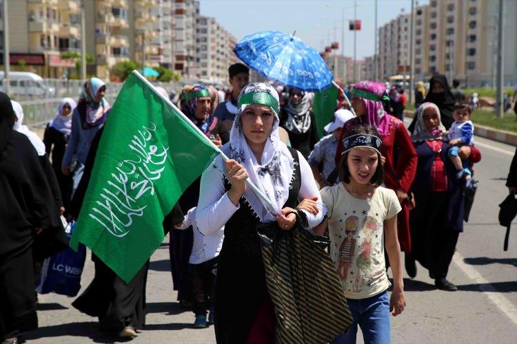 <p>Diyarbakır'da, "Kutlu Doğum Haftası" etkinliğinin yapılacağı merkez Bağlar ilçesindeki Nevruz Parkı'nda vatandaşlar toplanmaya başladı.</p>

<p> </p>
