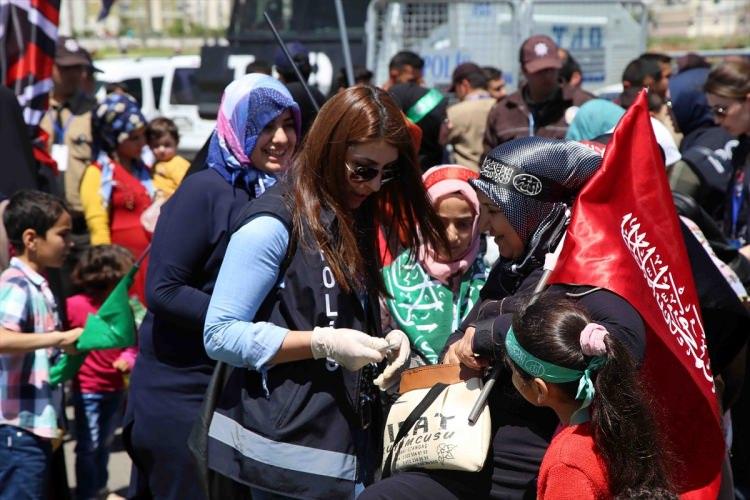 <p>Diyarbakır'da, "Kutlu Doğum Haftası" etkinliğinin yapılacağı merkez Bağlar ilçesindeki Nevruz Parkı'nda vatandaşlar toplanmaya başladı. Programı izlemeye gelenler, alana 5 ayrı güvenlik noktasından geçtikten sonra alana alınıyor.</p>

<p> </p>
