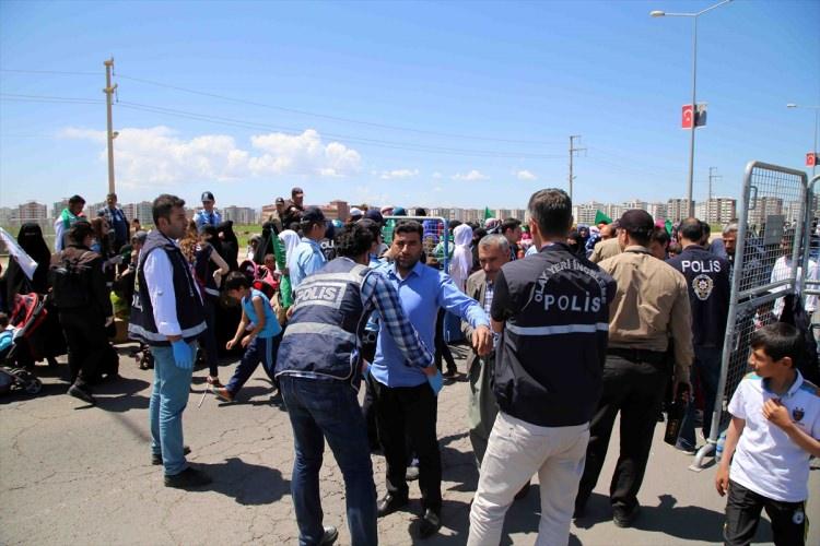 <p>Diyarbakır'da, "Kutlu Doğum Haftası" etkinliğinin yapılacağı merkez Bağlar ilçesindeki Nevruz Parkı'nda vatandaşlar toplanmaya başladı. Programı izlemeye gelenler, alana 5 ayrı güvenlik noktasından geçtikten sonra alana alınıyor.</p>

<p> </p>
