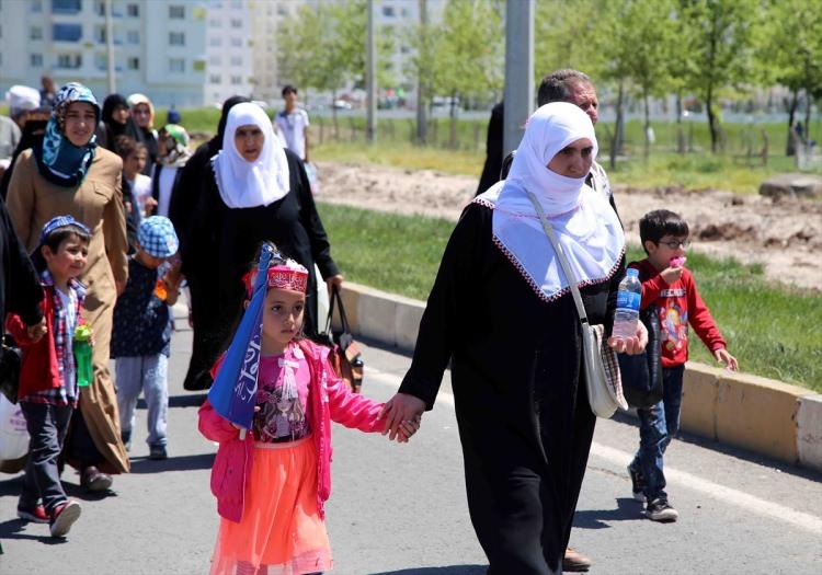 <p>Diyarbakır'da, "Kutlu Doğum Haftası" etkinliğinin yapılacağı merkez Bağlar ilçesindeki Nevruz Parkı'nda vatandaşlar toplanmaya başladı.</p>

<p> </p>
