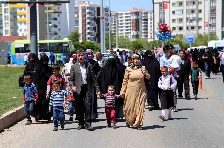 <p>Diyarbakır'da, "Kutlu Doğum Haftası" etkinliğinin yapılacağı merkez Bağlar ilçesindeki Nevruz Parkı'nda vatandaşlar toplanmaya başladı.</p>

<p> </p>
