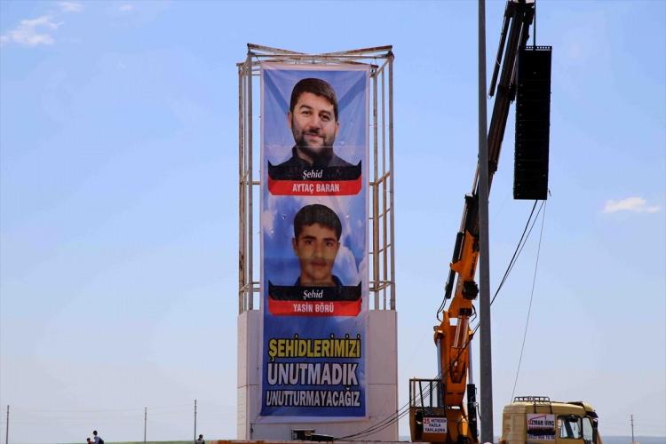 <p>Diyarbakır'da, "Kutlu Doğum Haftası" etkinliğinin yapılacağı merkez Bağlar ilçesindeki Nevruz Parkı'nda vatandaşlar toplanmaya başladı. Platformda 6-7 Ekim olaylarında vahşice katledilen Yasin Börü ve arkadaşları ile uğradığı silahlı saldırı sonucu hayatını kaybeden Yeni İhya Der Başkanı Aytaç Baran'ın da fotoğrafları bulunuyor</p>

<p> </p>
