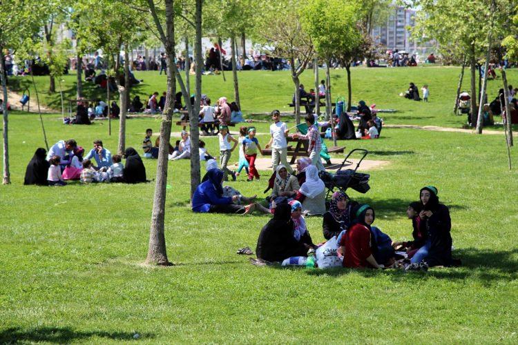 <p>Diyarbakır'da, "Kutlu Doğum Haftası" etkinliğinin yapılacağı merkez Bağlar ilçesindeki Nevruz Parkı'nda vatandaşlar toplanmaya başladı. Bazı aileler yanlarında getirdikleri yiyeceklerle belirlenen alanda piknik yapıyor.</p>

<p> </p>
