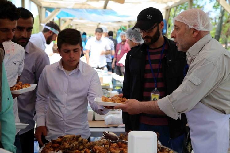 <p>Diyarbakır'da, "Kutlu Doğum Haftası" etkinliğinin yapılacağı merkez Bağlar ilçesindeki Nevruz Parkı'nda vatandaşlar toplanmaya başladı. Alanda kurulan kermeste görevliler yiyecek ve içecek satışı yapıyor.</p>

<p> </p>
