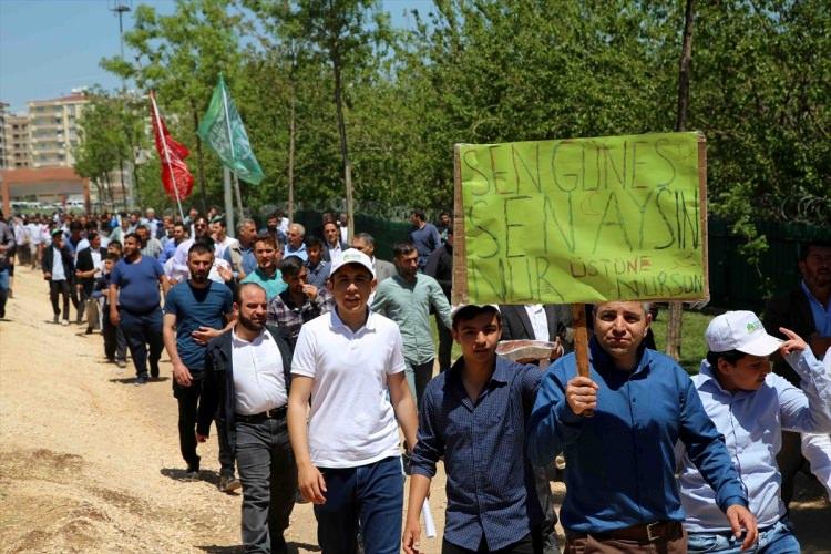 <p>Diyarbakır'da, "Kutlu Doğum Haftası" etkinliğinin yapılacağı merkez Bağlar ilçesindeki Nevruz Parkı'nda vatandaşlar toplanmaya başladı.</p>

<p> </p>
