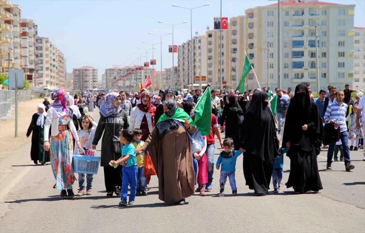 <p>Diyarbakır'da, "Kutlu Doğum Haftası" etkinliğinin yapılacağı merkez Bağlar ilçesindeki Nevruz Parkı'nda vatandaşlar toplanmaya başladı.</p>

<p> </p>
