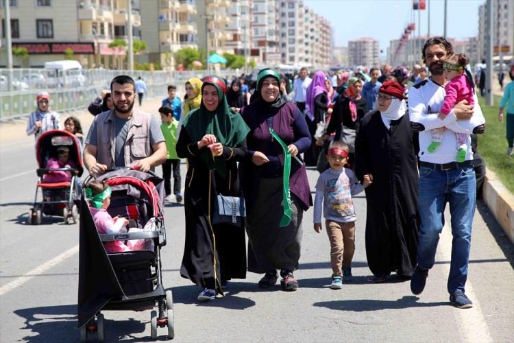 <p>Diyarbakır'da, "Kutlu Doğum Haftası" etkinliğinin yapılacağı merkez Bağlar ilçesindeki Nevruz Parkı'nda vatandaşlar toplanmaya başladı.</p>

<p> </p>
