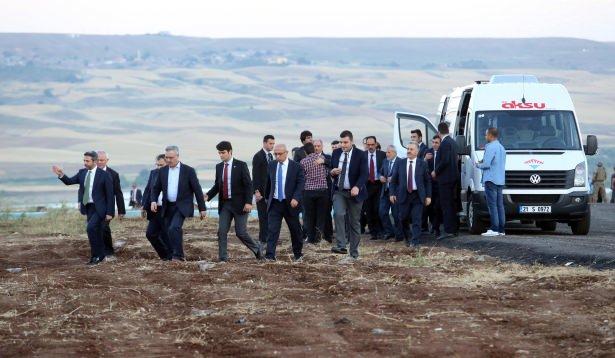 <p>Cumhurbaşkanı Erdoğan ve Başbakan Binali Yıldırım, terör örgütü PKK'nın 16 vatandaşı katlettiği Dürümlü mezrasını ziyaret etti.</p>
