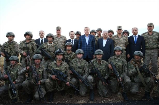 <p>Cumhurbaşkan Erdoğan ve Başbakan Yıldırım, ziyaret sonrası askerlerle sohbet etti, hatıra fotoğrafı çektirdi.</p>
